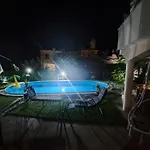Villa Georgina With Cats Opric