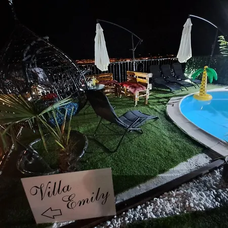 Georgina With Cats Villa Opric