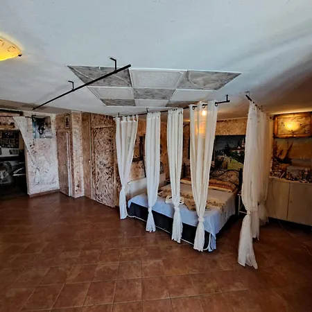 Georgina With Cats Villa *