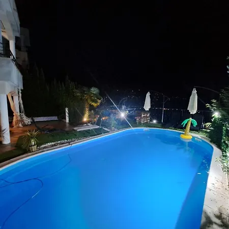 Georgina With Cats Villa Opric