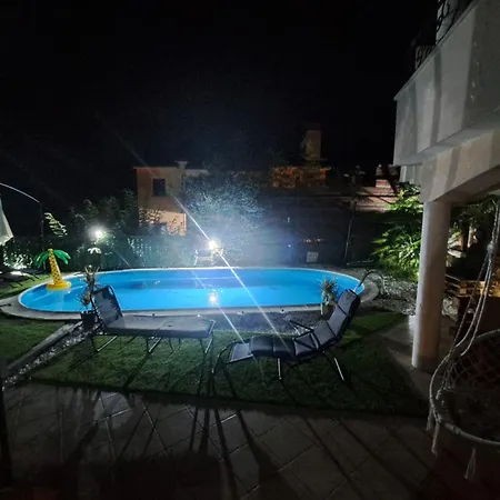 Villa Georgina With Cats Opric