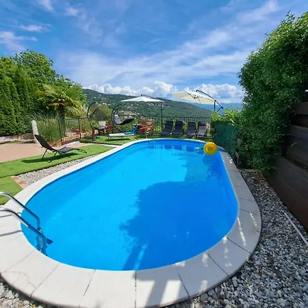 Villa Georgina With Cats Opric