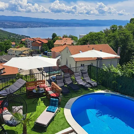 Georgina With Cats Villa *