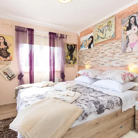 Villa Georgina With Cats Opric