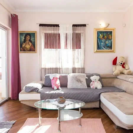 Villa Georgina With Cats *