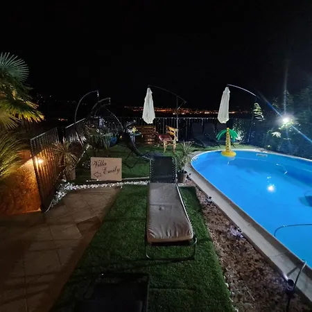 Villa Georgina With Cats