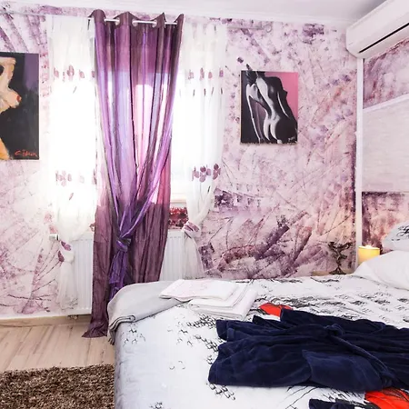 Georgina With Cats Vilă *