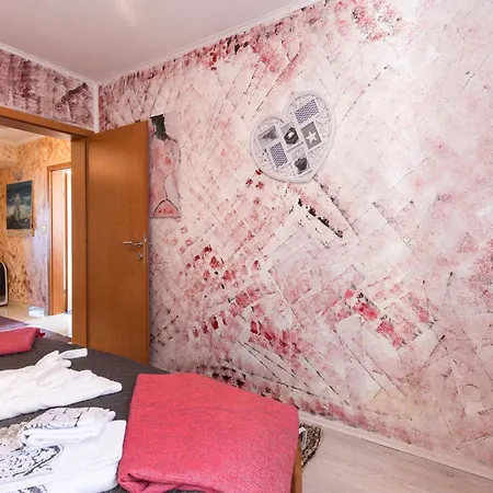 فيلة Georgina With Cats Opric