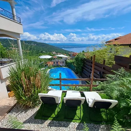 Georgina With Cats Vilă *