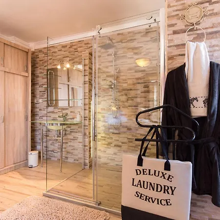 فيلة Georgina With Cats