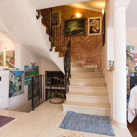 Georgina With Cats فيلة Opric