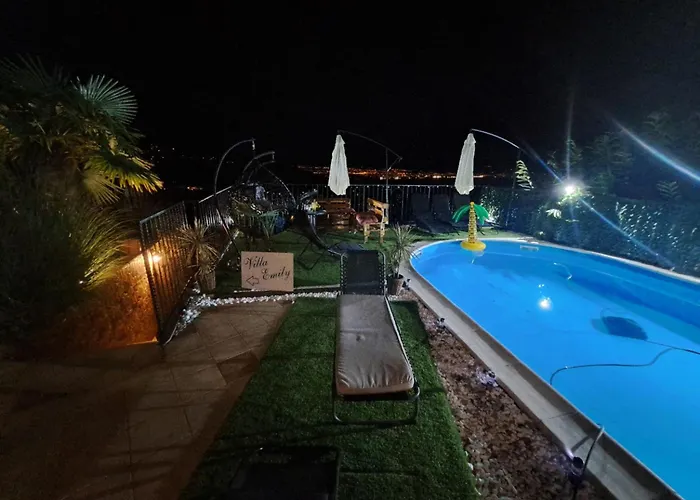 Villa Georgina With Cats